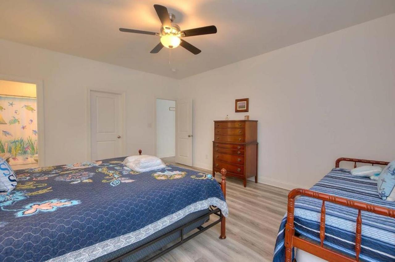 Shrimp On The Barbee Villa Oak Island Exterior photo